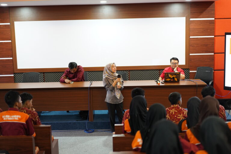 A lecturer with her presentation